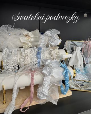 Celá kolekce svatebních podvazků je teď na e-shopu! 💍 Na jednom místě najdete jemné krajkové, hravé saténové, elegantní i...