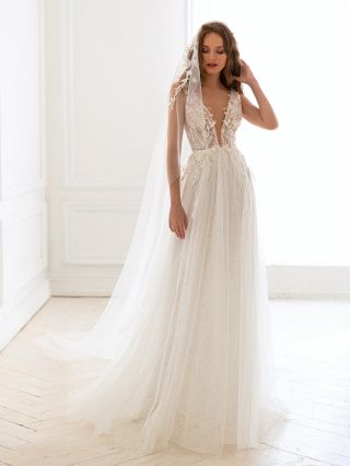 Harper 🤍 Něžné svatební šaty s hlubokým výstřihem, lehkou tylovou sukní a bohatou, ručně vyšívanou krajkou. Každý detail...